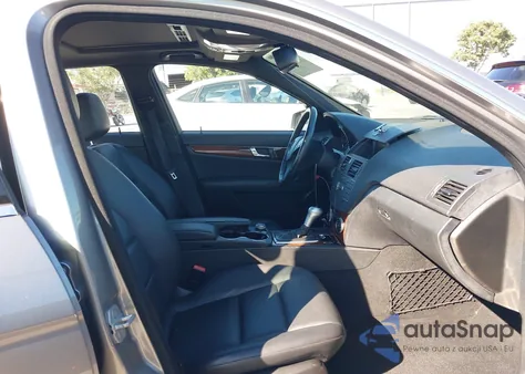 2010 Mercedes-Benz C 300 Luxury/Sport z USA, uszkodzony, nr VIN WDDGF5EB8AR117767